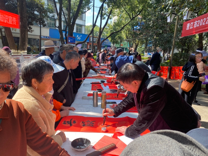 2022年1月18日-20日澄江市文化和旅游局主辦2022年“迎新春 送祝?!泵赓M(fèi)書寫春聯(lián)活動(dòng)2.jpg 2022年1月18日-20日澄江市文化和旅游局主辦2022年“迎新春 送祝福”免費(fèi)書寫春聯(lián)活動(dòng)2.jpg