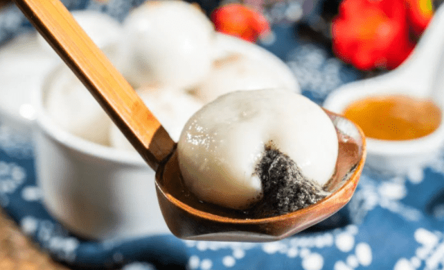 煮湯圓用冷水還是開(kāi)水?都不對(duì),教你正確做法,個(gè)個(gè)不粘鍋不露餡