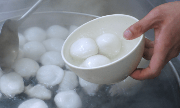 煮湯圓用冷水還是開(kāi)水?都不對(duì),教你正確做法,個(gè)個(gè)不粘鍋不露餡