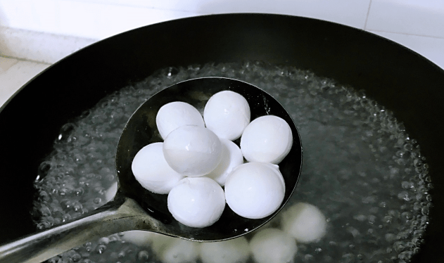 煮湯圓用冷水還是開(kāi)水?都不對(duì),教你正確做法,個(gè)個(gè)不粘鍋不露餡