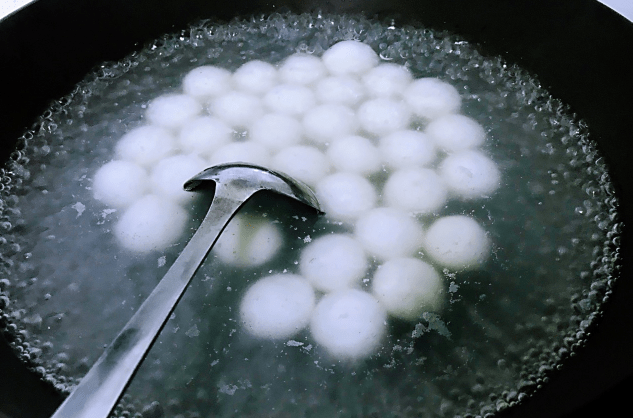 煮湯圓用冷水還是開(kāi)水?都不對(duì),教你正確做法,個(gè)個(gè)不粘鍋不露餡