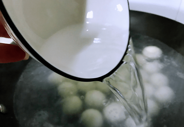 煮湯圓用冷水還是開(kāi)水?都不對(duì),教你正確做法,個(gè)個(gè)不粘鍋不露餡