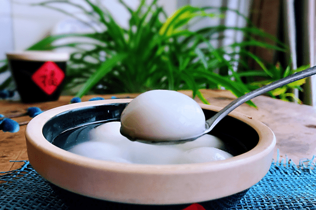 煮湯圓用冷水還是開(kāi)水?都不對(duì),教你正確做法,個(gè)個(gè)不粘鍋不露餡