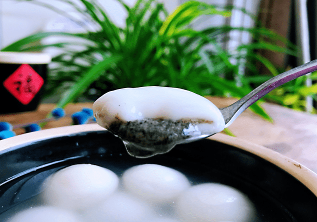 煮湯圓用冷水還是開(kāi)水?都不對(duì),教你正確做法,個(gè)個(gè)不粘鍋不露餡