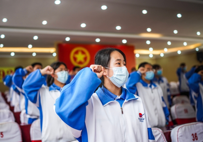 2022年4月28日，貴陽市烏當(dāng)中學(xué)新團(tuán)員進(jìn)行入團(tuán)宣誓。