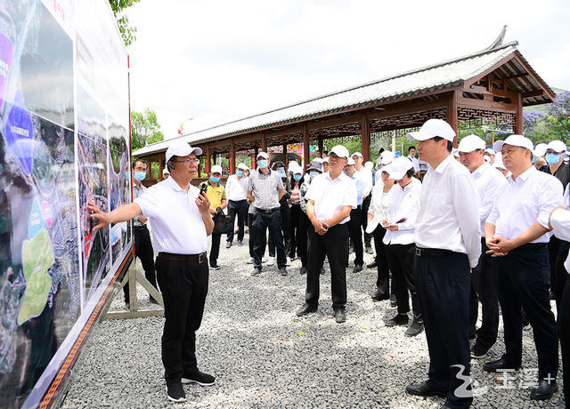 觀摩峨山縣城出入口改造情況。 (2).JPG