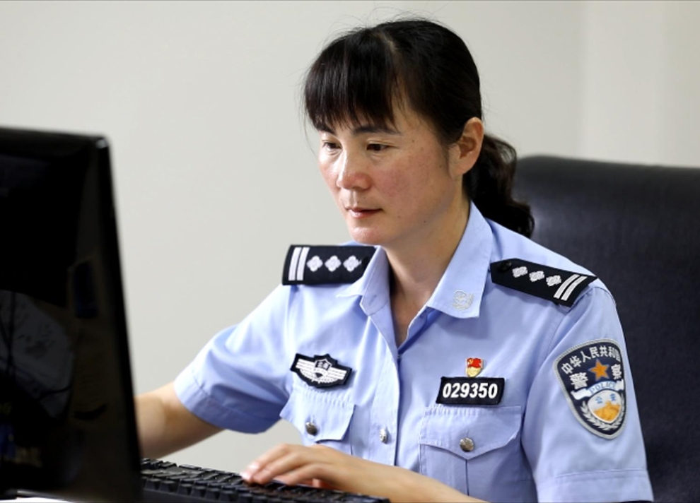 工作一絲不茍。本報(bào)記者 沈陽 攝.jpg