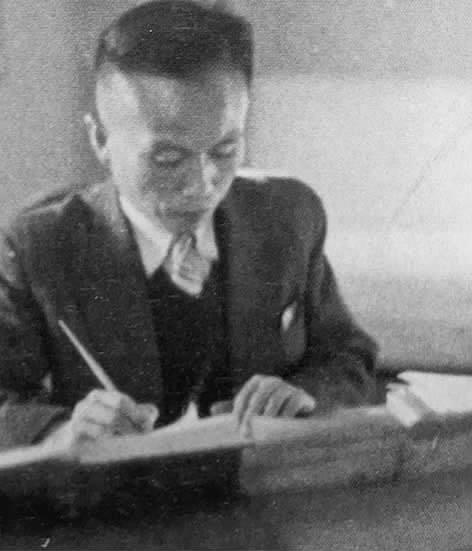 20世紀(jì)50年代，鄭易里在家中工作。 （劉本學(xué)供圖）