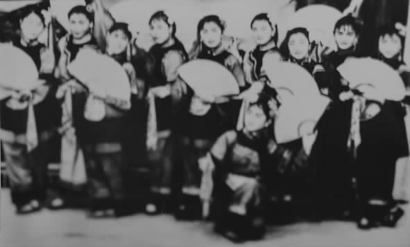 王旦東編導(dǎo)的花燈歌舞《大茶山》劇照。