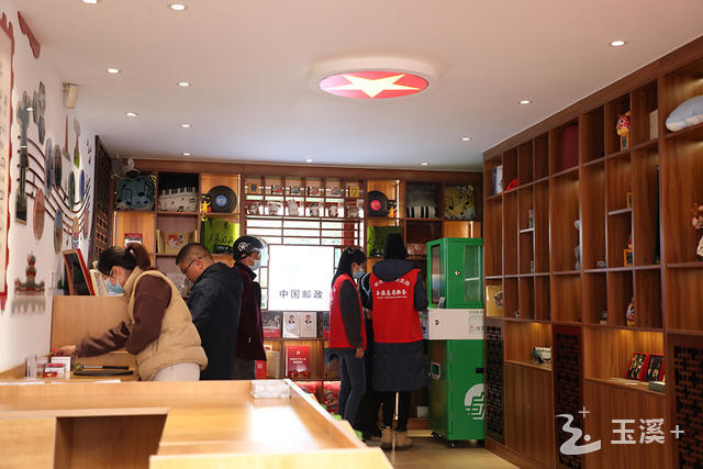 市民、游客參觀“聶耳郵局”.jpg