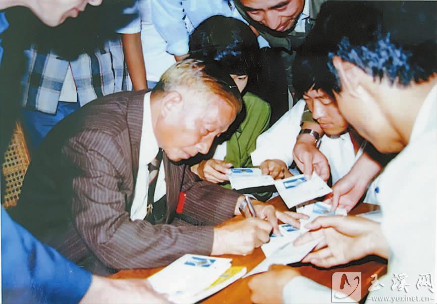 1987年7月17日，聶耳的三哥聶敘倫在聶耳公園落成時為集郵愛好者在紀(jì)念封上簽名。