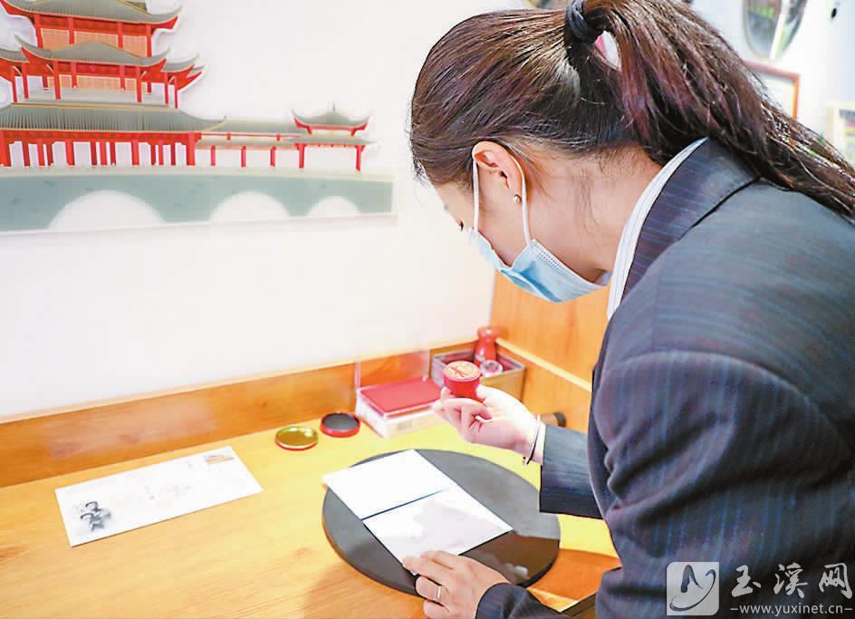 在“聶耳郵局”蓋紀(jì)念戳。記者 李丹 攝