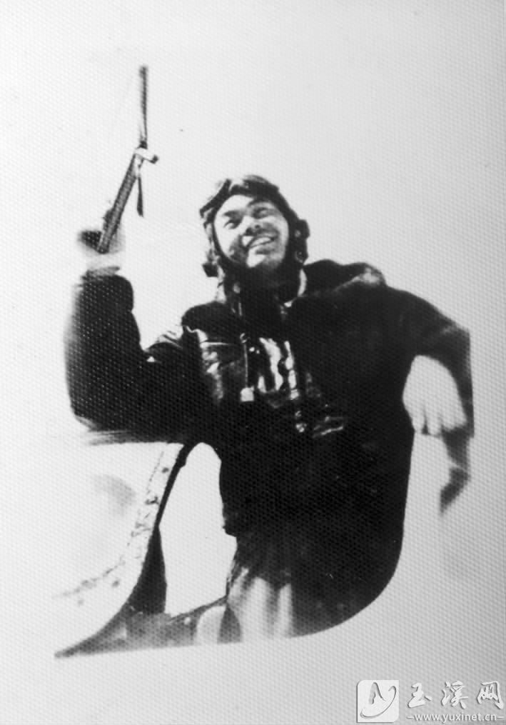 楊國(guó)祥探出機(jī)艙，臉上露出笑容。（圖片由楊國(guó)祥親屬楊家明提供）