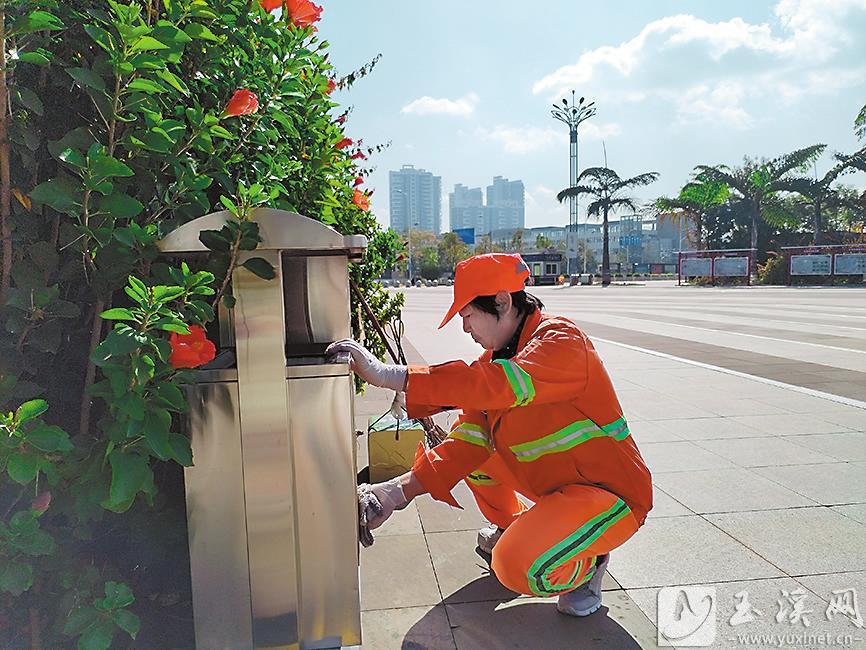 何玉鳳在認(rèn)真擦拭垃圾桶。