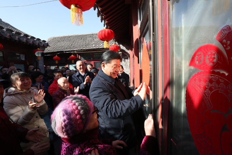 2019年2月1日,習(xí)近平總書(shū)記在北京前門(mén)東區(qū)草廠四條胡同32號(hào)院,高興地拿起一幅“福”字,親自貼到門(mén)上,給這里的老街坊們拜年。