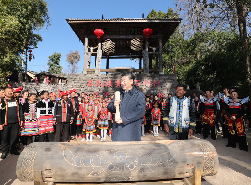 2020年1月19日下午,習(xí)近平總書(shū)記在云南省騰沖市清水鄉(xiāng)三家村中寨司莫拉佤族村廣場(chǎng)上,敲響三聲佤族木鼓,祝福來(lái)年風(fēng)調(diào)雨順、國(guó)泰民安。