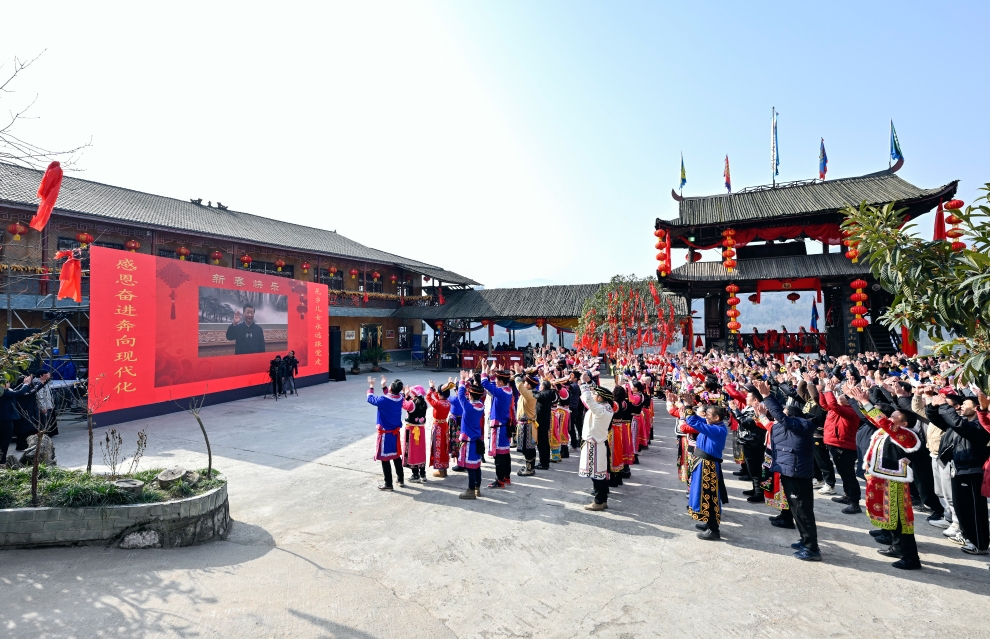 2023年1月18日,習(xí)近平總書(shū)記通過(guò)視頻連線,同四川省綿陽(yáng)市北川羌族自治縣石椅村的鄉(xiāng)親們和游客親切交流。