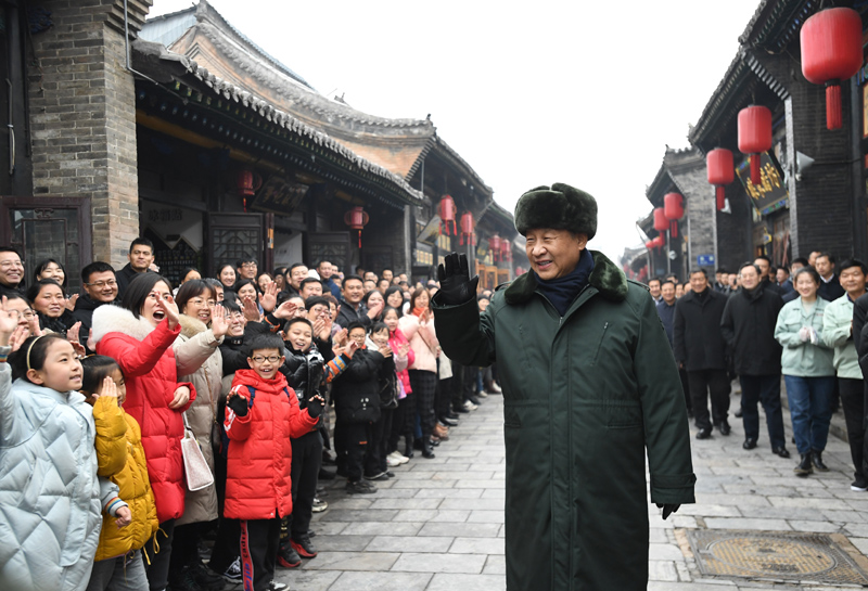 2022年1月27日上午,習(xí)近平總書(shū)記到山西省平遙古城向現(xiàn)場(chǎng)群眾揮手致意,給大家拜年。