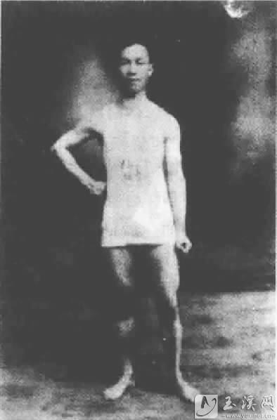 1928年12月15日，馬克昌在昆明參加運(yùn)動(dòng)會(huì)1500米田徑賽獲獎(jiǎng)后留影。(資料圖)