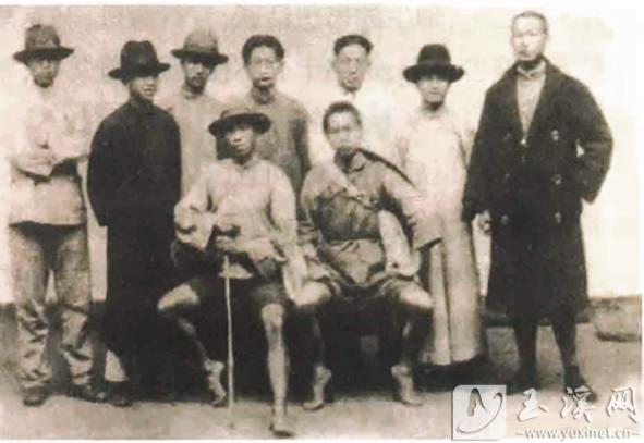 馬克昌（前排左一）與友人合影。（資料圖）