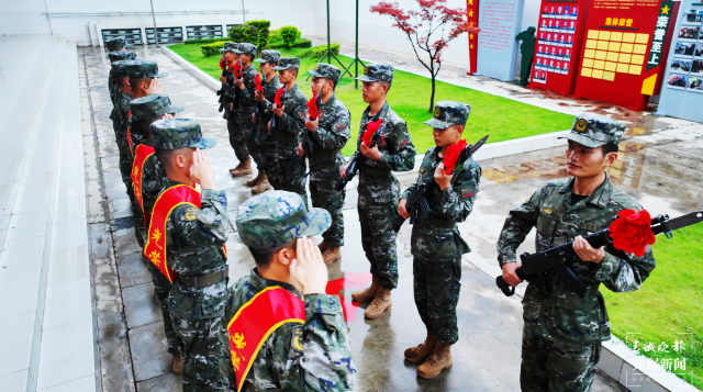 薪火相傳，這是新兵無(wú)比榮耀的“成人禮”