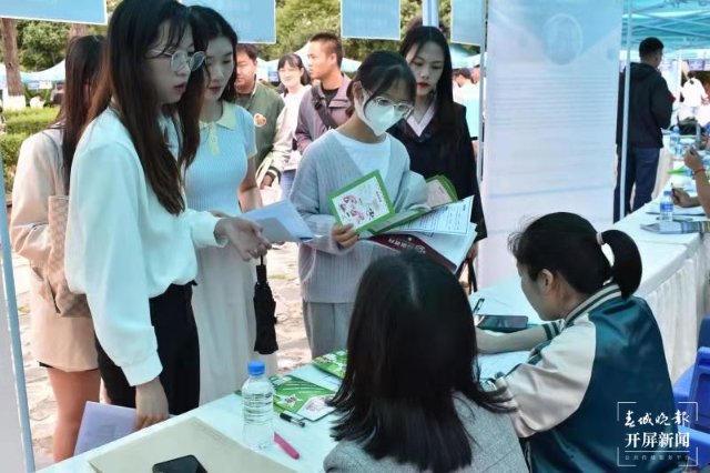 提供就業(yè)崗位3320個(gè)！專(zhuān)場(chǎng)招聘會(huì)走進(jìn)校園