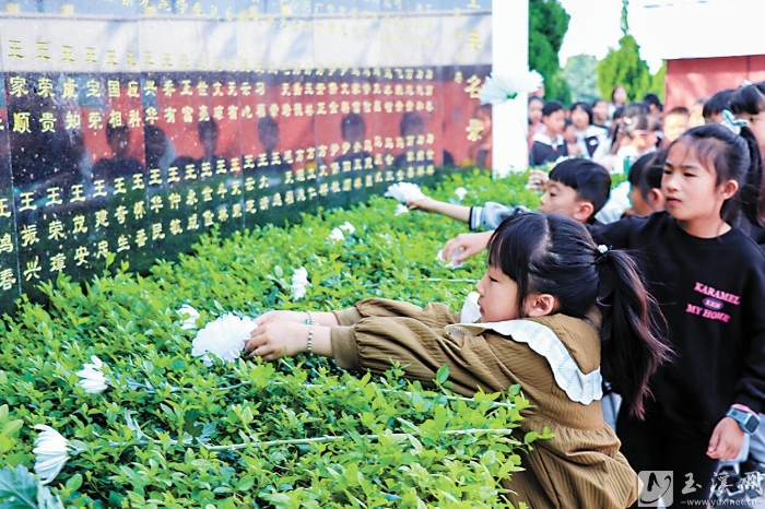 向英烈敬獻(xiàn)小白花。