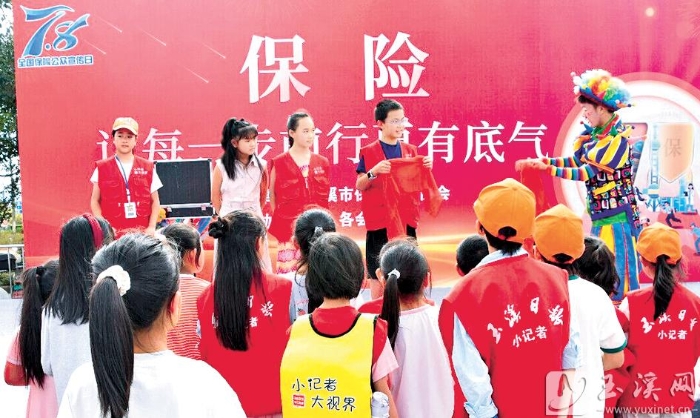 小記者們參與互動。