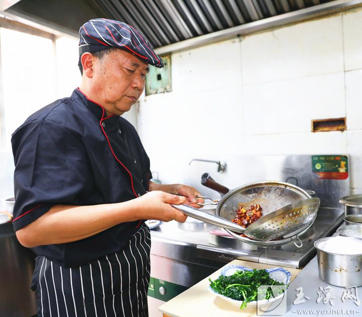 憑借多年的烹飪技藝，楊芬為食客們烹制出一道道美味。