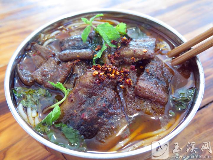 鮮香的鱔魚、清香的薄荷與香菜、細(xì)滑的米線、酥軟又不油膩的豬皮……一碗鱔魚米線，讓人食之難忘。