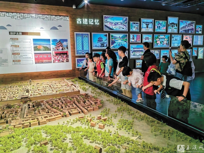 參觀市規(guī)劃館。