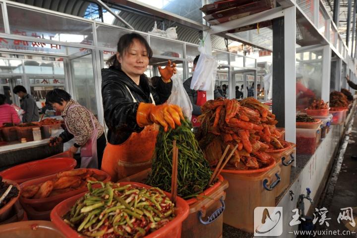 在菜市場(chǎng)里遠(yuǎn)遠(yuǎn)就能聞到新平腌菜酸辣爽的味道。