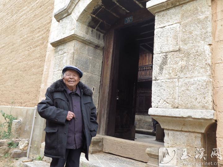 今年88歲的方學(xué)元老人講述茂廬的歷史。