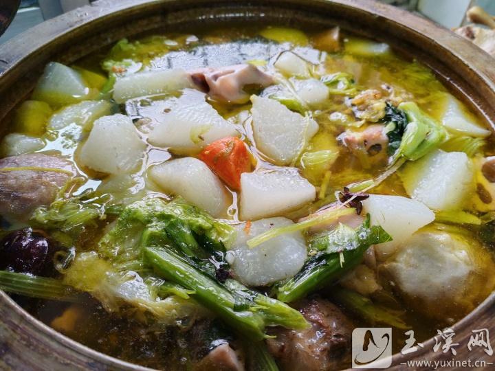 大鍋菜是江川當(dāng)?shù)氐囊坏纻鹘y(tǒng)菜肴，食材多樣、味道醇厚。 記者 鄧星瑞 攝