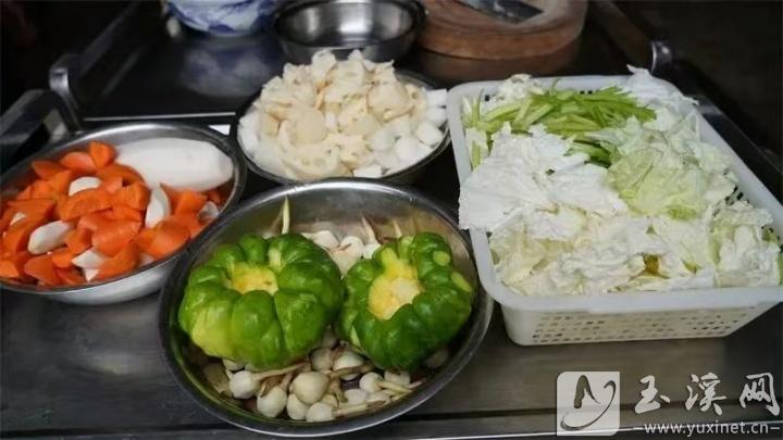 新鮮的食材是江川大鍋菜好吃的關(guān)鍵。 通訊員 李丹 攝