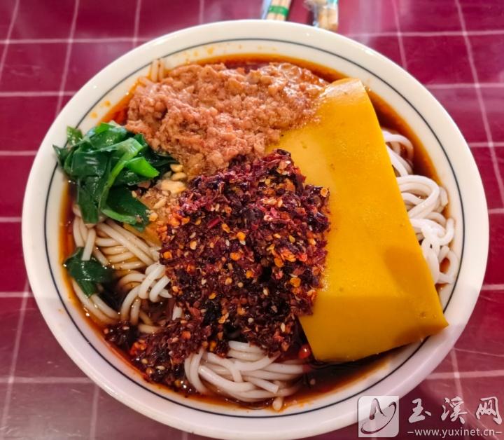 高龍?zhí)稕雒拙€店的涼米線色香味俱全。