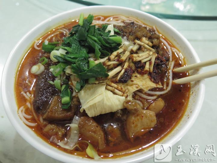 桑園飯店七元一碗風味獨到的米線。