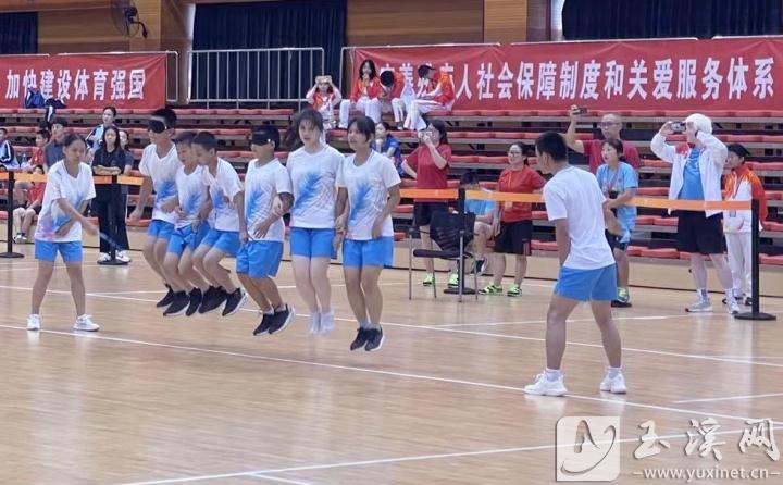 學(xué)生赴北京參賽。