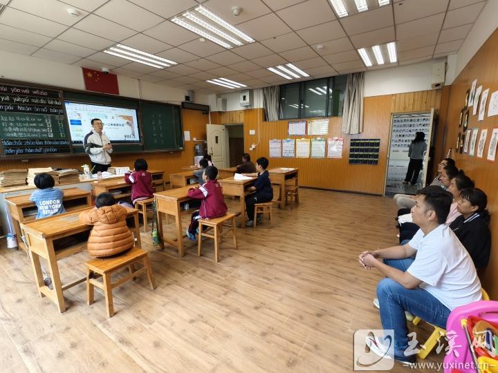 家長聽課。