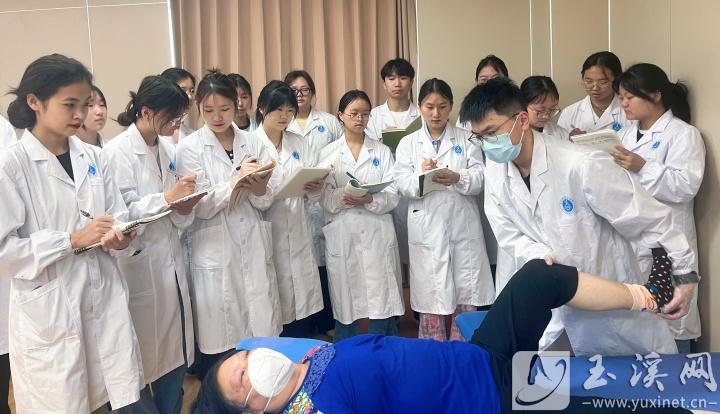 醫(yī)教協(xié)同班學(xué)生正在進(jìn)行實(shí)訓(xùn)操作。