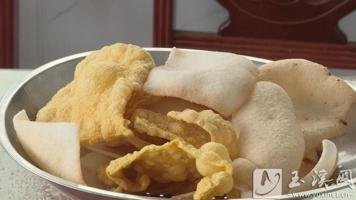 晾干后油炸好的糍粑酥脆可口。