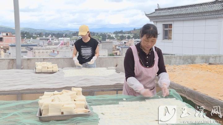 史自芬（前）和女兒在晾曬糍粑片。