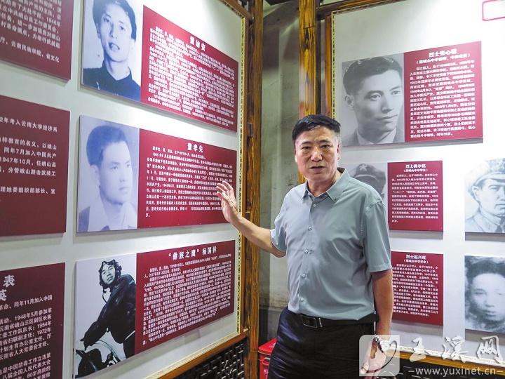 退休教師朱長江，作為“金牌宣講員”，前后作了400多場宣講，將楊國祥的事跡講到了中央電視臺。