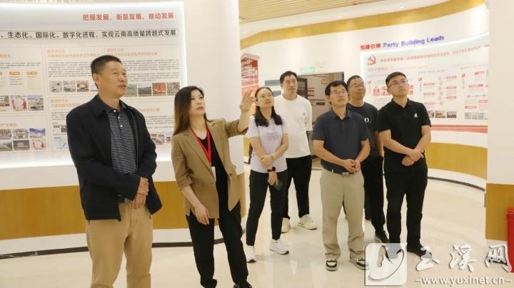 參觀企業(yè)文化展廳。