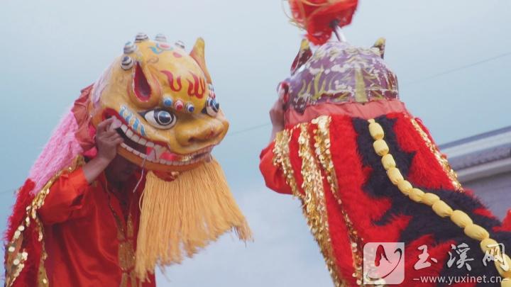 高蹺舞獅的道具“獅子頭”用窯泥做成。