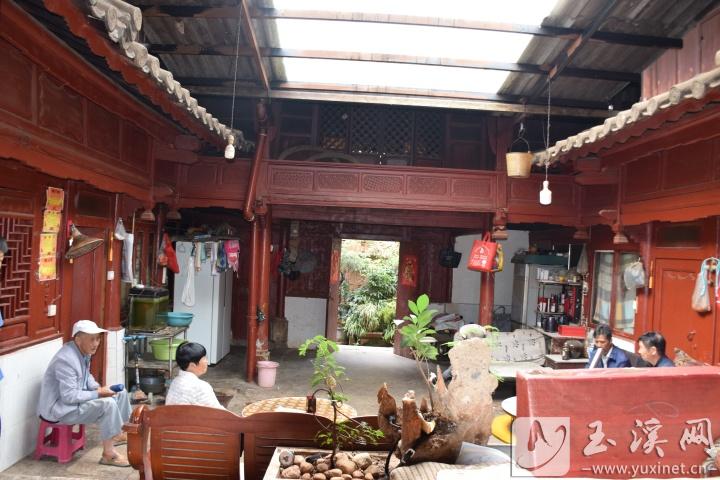 村中老宅內部。