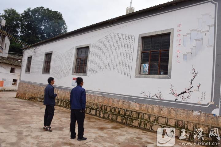 村子廣場中央的一面白色墻壁上記錄著來?？荡宓臍v史。