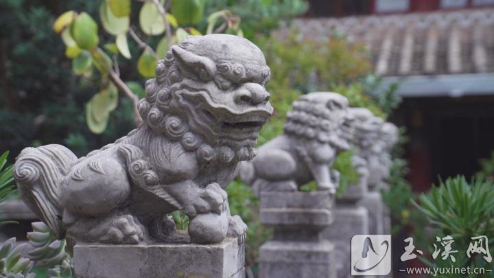 滇南石獅形態(tài)逼真，做工精細。