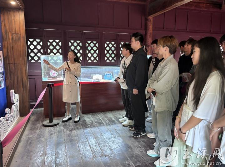 到易門縣鑄牢中華民族共同體意識(shí)主題教育館開展現(xiàn)場(chǎng)教學(xué)。