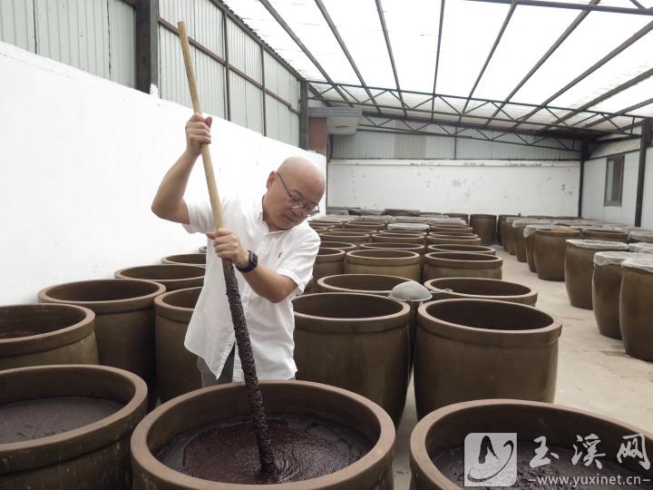 張紅攪拌發(fā)酵中的面醬。